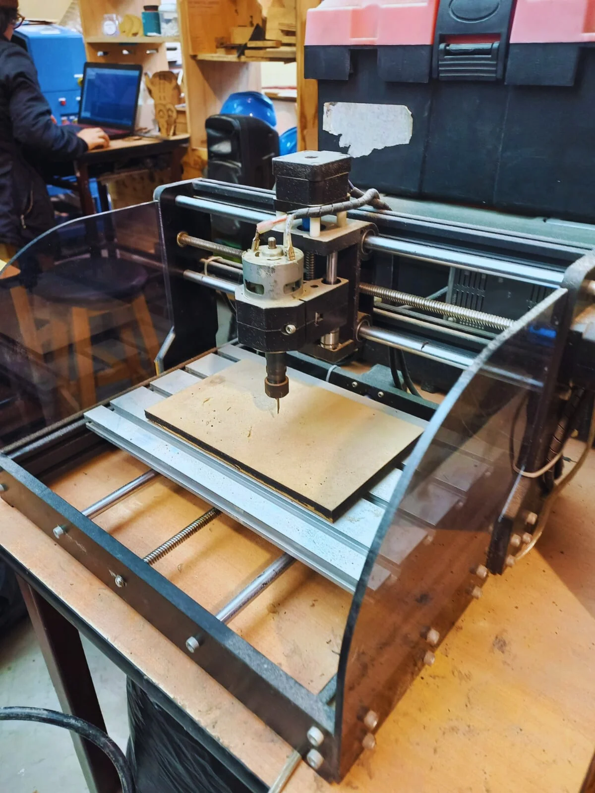 Fresadora CNC en funcionamiento